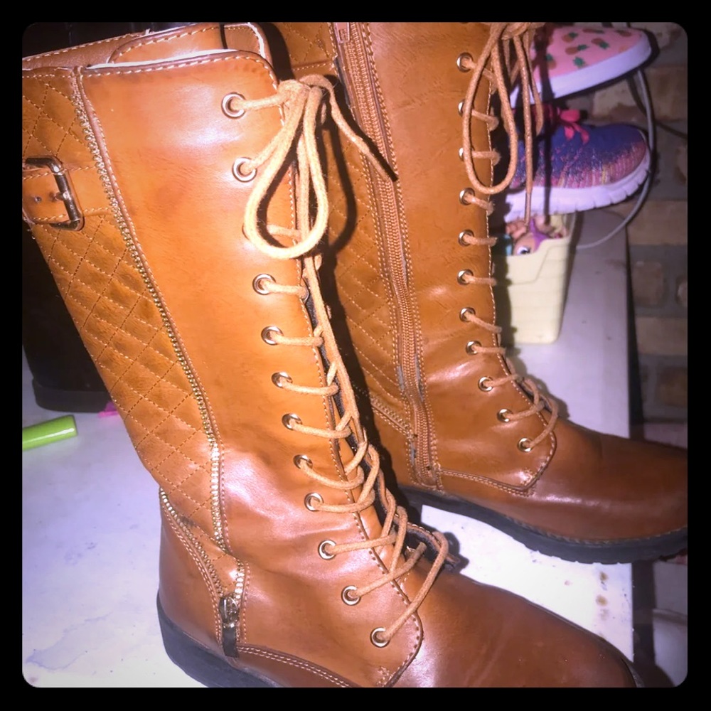 Girls boots size 4